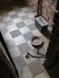 Une des cellules individuelles de S21. Les prisonniers y urinaient dans un bidon et faisaient leurs besoins dans une boîte à munitions. (Anne-Laure Porée)