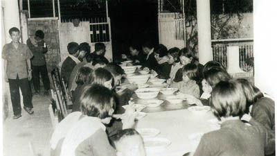 Duch arrivant à un repas de mariage. Cette photo a été présentée par les co-procureurs lundi 22 juin 2009 au tribunal. Dans le livre réalisé par le DC-Cam sur l'histoire du Kampuchéa démocratique, cette image est légendée : "Personnel de Tuol Sleng mangeant en communauté". (Tuol Sleng Genocide Museum Archives) 