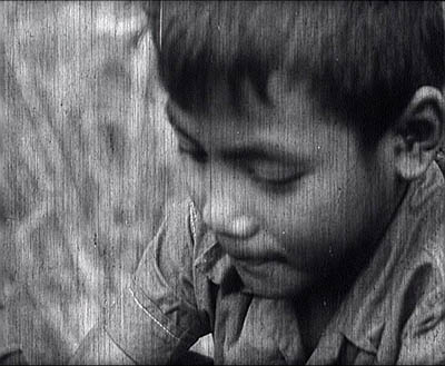 Phal, le jeune garçon découvert à S21 par les troupes de libération est filmé avec son frère et les deux autres enfants dans "Les enfants du Cambodge". Le film n'est pas daté. Les images sont en consultation libre au centre Bophana à Phnom Penh. (Direction du cinéma) 