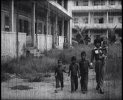 Dans le film documentaire Les enfants du Cambodge, tourné par la Direction du cinéma cambodgienne après la chute du régime des Khmers rouges (la date précise est inconnue), une séquence présente quatre enfants passant devant le bâtiment C de S21 avec une accompagnatrice. Le commentaire en khmer explique : "Ce sont les quatre enfants survivants de la prison Tuol Sleng sauvés le 7 janvier 1979, qui est le jour de la libération totale de Phnom Penh. Le petit Lach, 8 ans, Phal, 10 ans, le petit Rom, 4 ans et la petite dernière qui n'a que sept mois et dont personne ne connaît le nom. L'armée de libération l'a surnommée Makara [qui est le nom du mois de janvier en khmer". (Direction du cinéma du Cambodge)
