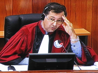 Le juge Jean-Marc Lavergne embrouillé par les explications confuses de Duch et du témoin. (Anne-Laure Porée)