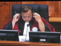 Thou Mony a mené les questions pour les juges cambodgiens. (Anne-Laure Porée)