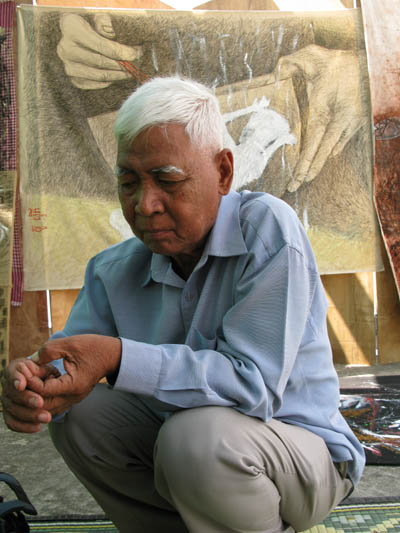 Vann Nath photographié lors d'un atelier avec de jeunes artistes cambodgiens et Séra au centre Bophana en janvier 2009. (Anne-Laure Porée)