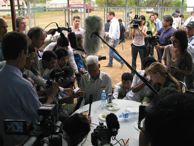 Le survivant assailli par la presse le jour de l'ouverture du procès de Duch, le 17 février 2009. (Anne-Laure Porée)