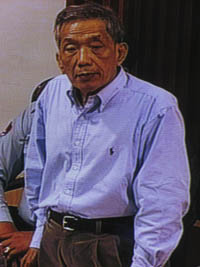 Duch travaille sur la biographie de Chhun Phal. (Anne-Laure Porée)