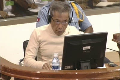 Lundi 23 novembre 2009, le jour où les avocats des parties civiles plaident, Duch paraît habillé d'un pull blanc immaculé. (Photo ECCC)