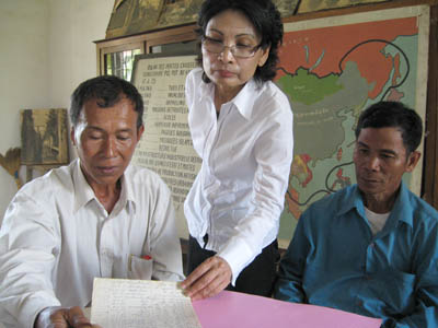 Sunthary Phung-Guth, entre l'ancien interrogateur Prak Khân (à gauche) et l'ancien chef de gardes Him Houy. Un face-à-face tendu. (DR)