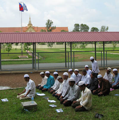 Le 17 août 2009, un groupe de Chams venu assister au procès de Duch entame sa prière après les ablutions de rigueur. Le splus hauts dirigeants khmers oruges encore en vie viennent d'être inculpés de génocide contre ces Cambodgiens musulmans. (Anne-Laure Porée)
