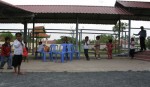 Les jeunes qui n'ont pas vécu le régime khmer rouge sont beaucoup plus réceptifs au discours de Nuon Chea que leurs aînés. Dans dix ou vingt ans, quelle version de l'histoire retiendront ces enfants qui accompagnent aujourd'hui leurs parents au tribunal et les attendent dans la cour ? (Anne-Laure Porée)