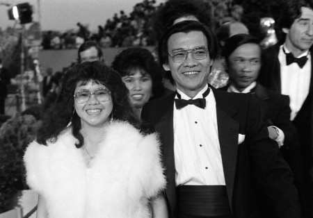 Mars 1985. Pour son premier rôle au cinéma, Haing Ngor reçoit l'Oscar du meilleur second rôle masculin. Il arrive ici accompagné de sa nièce. (PROD)