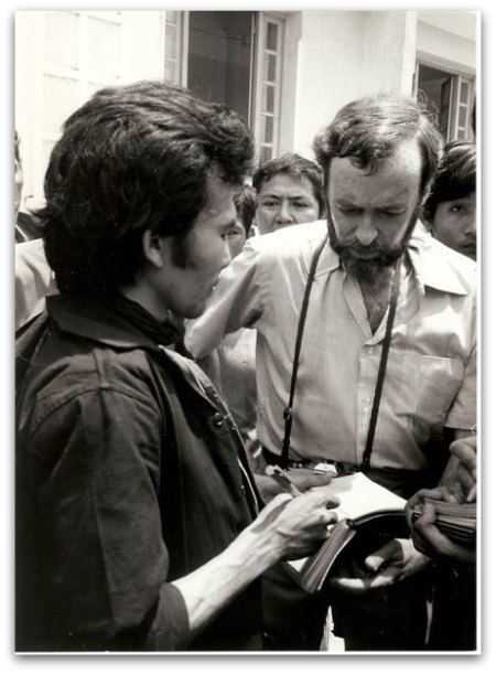 Hem Keth Dara discutant avec le journaliste américain Sydney Schanberg, correspondant du New York Times. Les deux hommes sont photographiés par Dith Pran. 